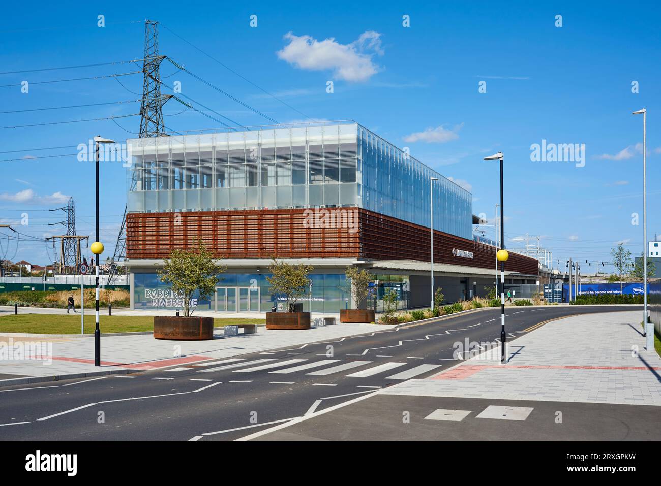 Die neu fertiggestellte Barking Riverside Station, Greater London UK, ist Teil des Barking Riverside Regenerationsgebietes und wird von London Overground bedient Stockfoto