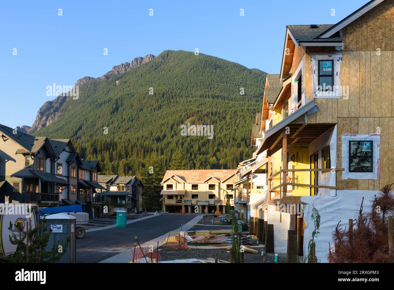 North Bend, WA, USA - 21. September 2023; neue Häuser werden vor Mount Si von Tri Pointe Homes gebaut Stockfoto