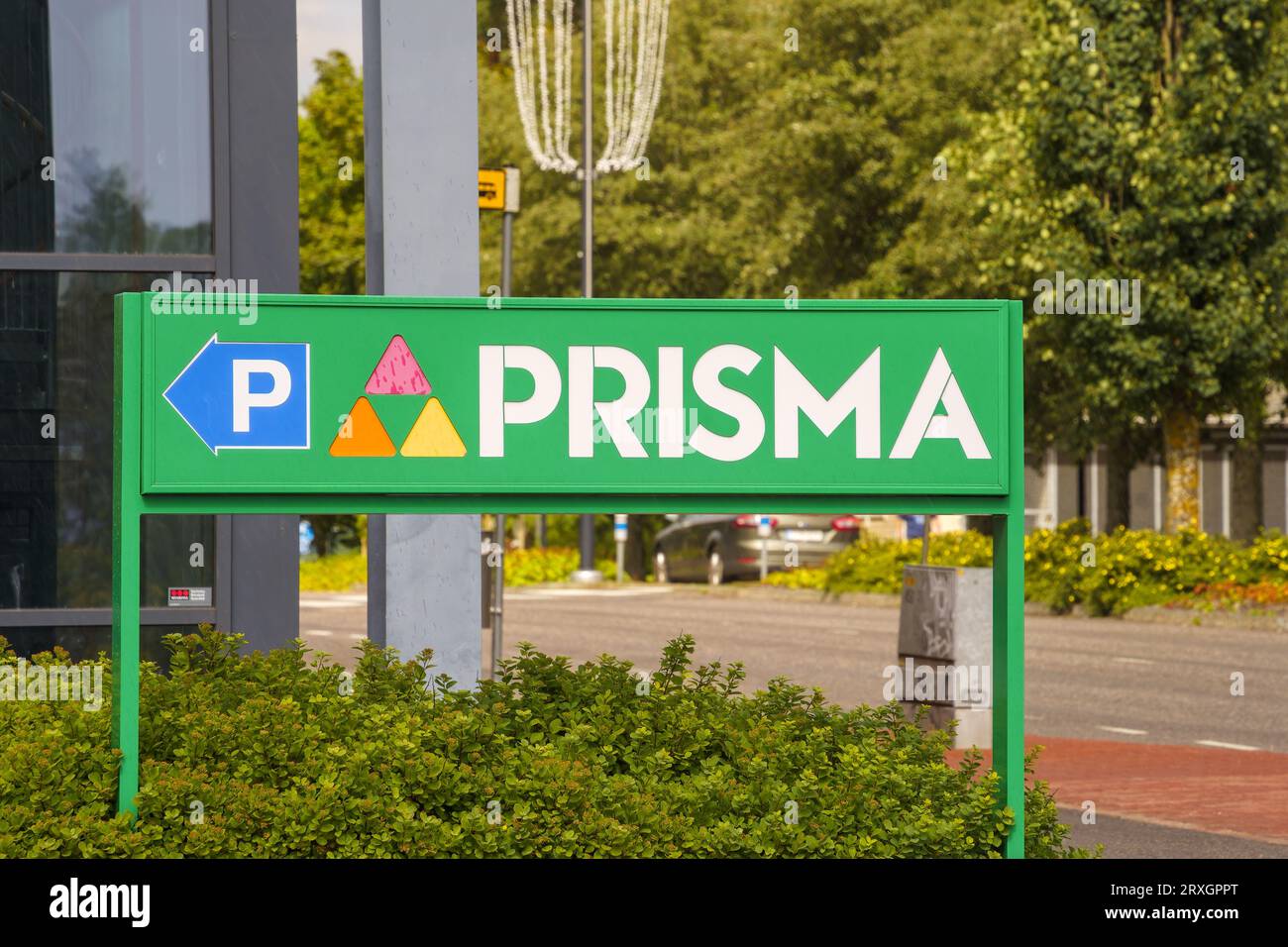 Prisma-Logo am Eingang zum Parkplatz in Hollola, Finnland. Juli 30, 2023. Stockfoto