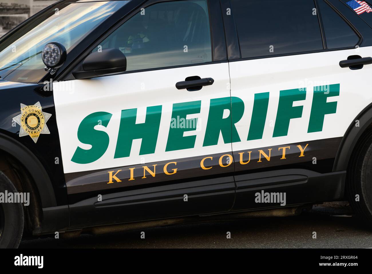 Skykomish, WA, USA – 18. September 2023; Name auf der Seite des Polizeiautos des King County Sheriff mit Abzeichen Stockfoto