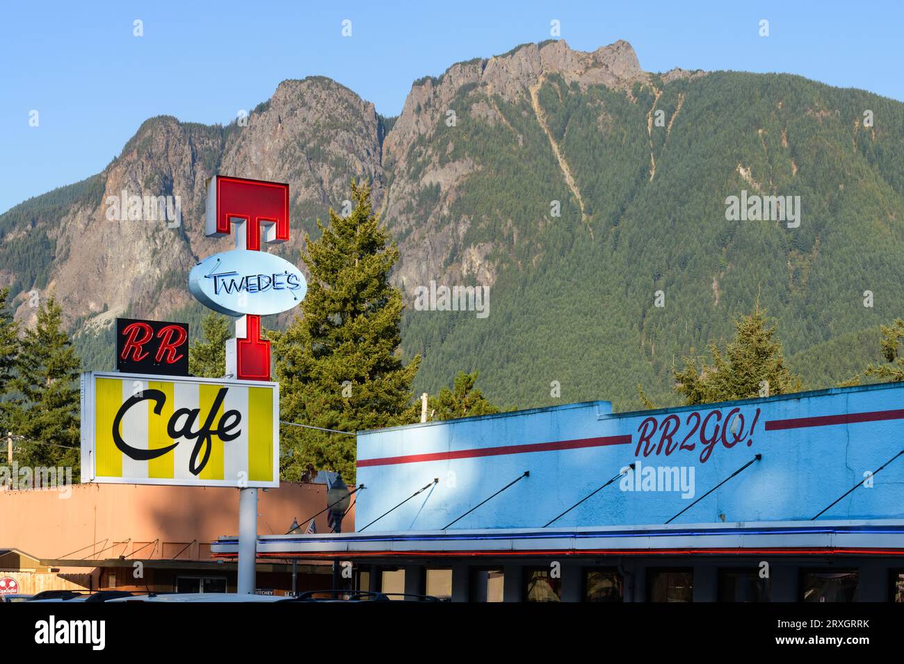 North Bend, WA, USA - 21. September 2023; Twede's Cafe und Double R Diner vor dem Mount Si mit Beschilderung und Namen Stockfoto