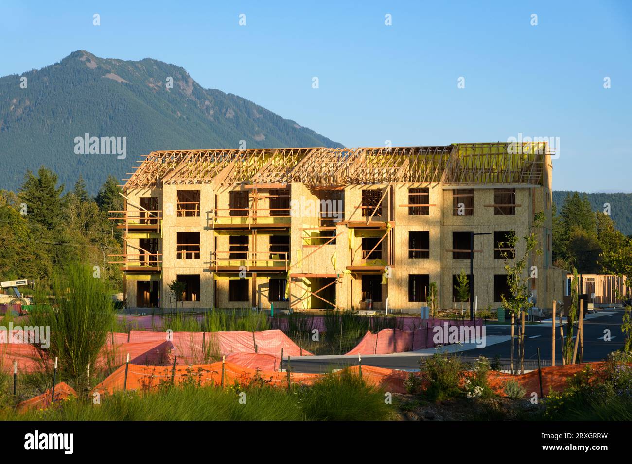North Bend, WA, USA - 21. September 2023; neue Häuser werden von Tri Pointe Homes vor den Washington Cascades gebaut Stockfoto