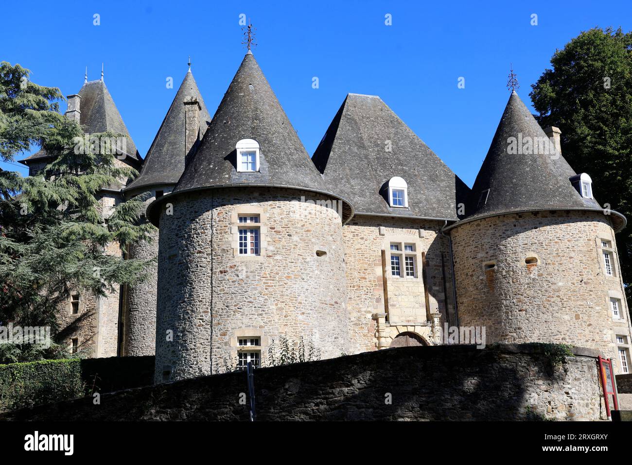 Das Château de Pompadour in Corrèze in Limousin. Der König von Frankreich Ludwig XV. Bot es seiner Geliebten, der berühmten Marquise de Pompadour, im Jahr 1745 an. Hallo Stockfoto