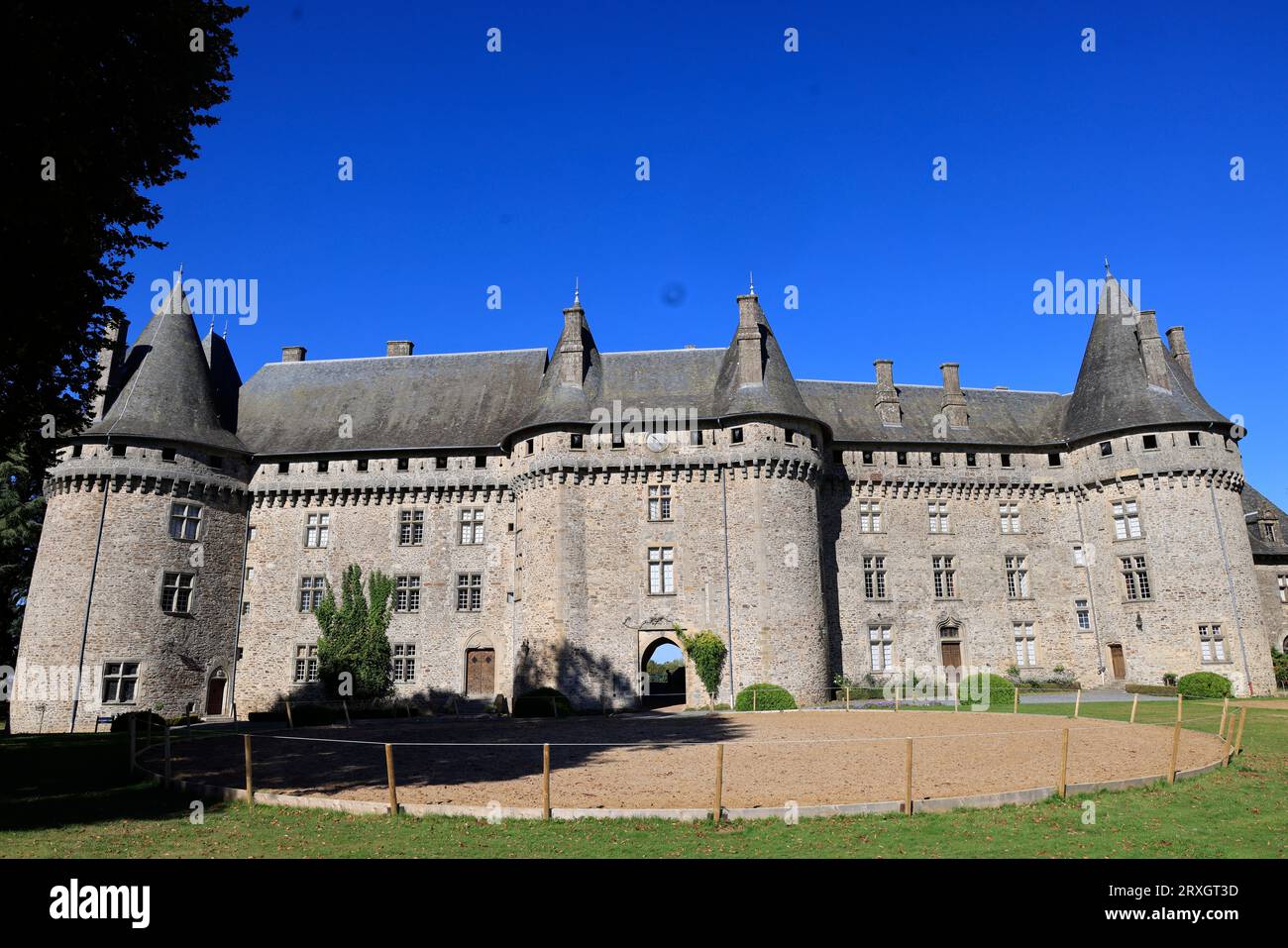 Das Château de Pompadour in Corrèze in Limousin. Der König von Frankreich Ludwig XV. Bot es seiner Geliebten, der berühmten Marquise de Pompadour, im Jahr 1745 an. Hallo Stockfoto