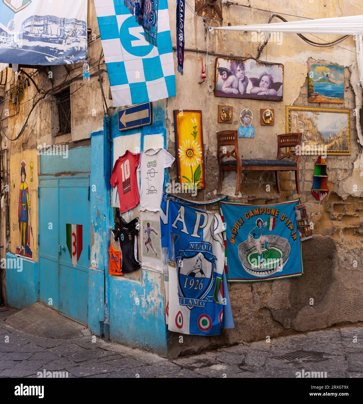 Neapel, Italien 16. Juni 2023 Die schmale Straße im Stadtzentrum von