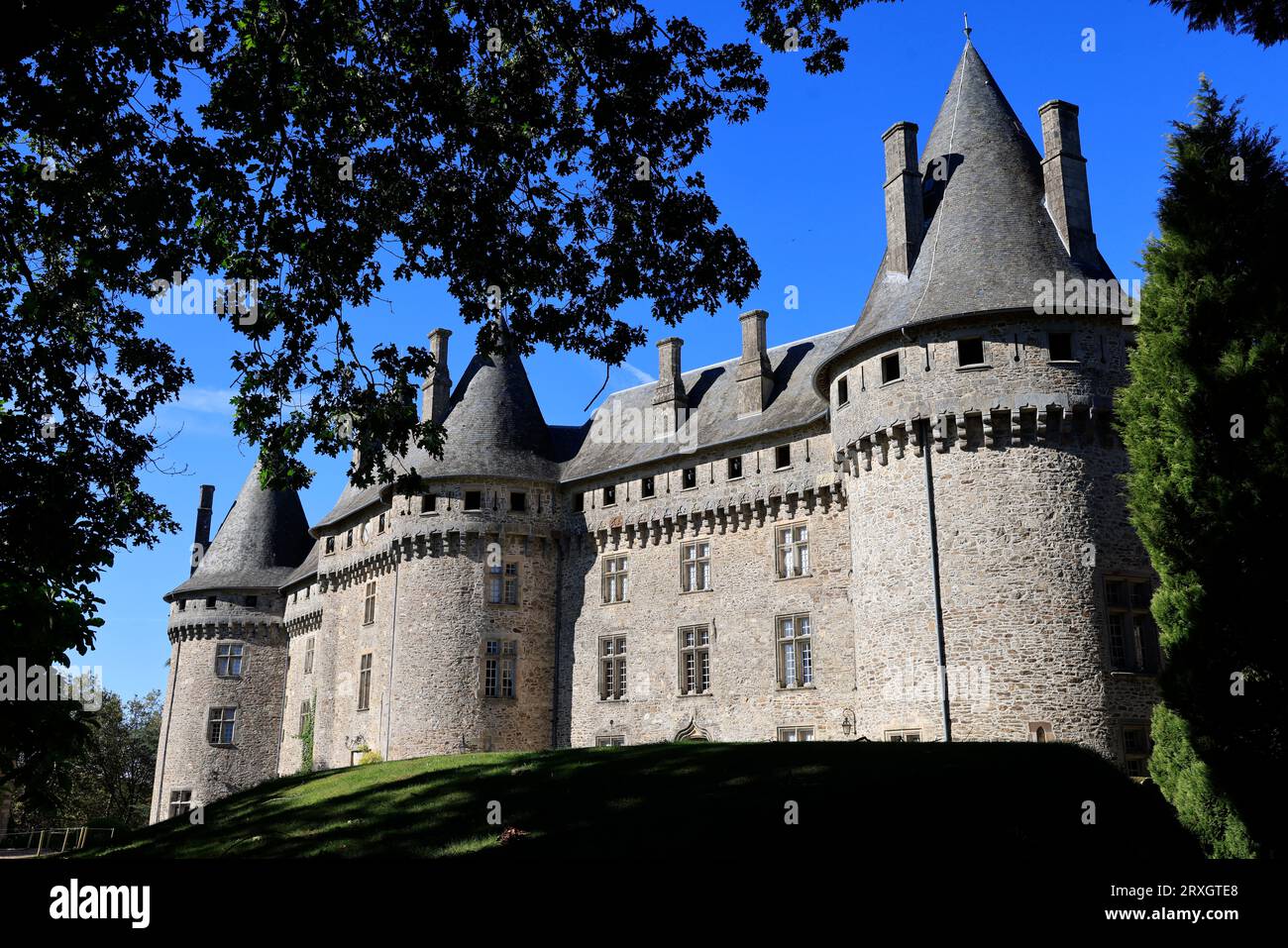 Das Château de Pompadour in Corrèze in Limousin. Der König von Frankreich Ludwig XV. Bot es seiner Geliebten, der berühmten Marquise de Pompadour, im Jahr 1745 an. Hallo Stockfoto