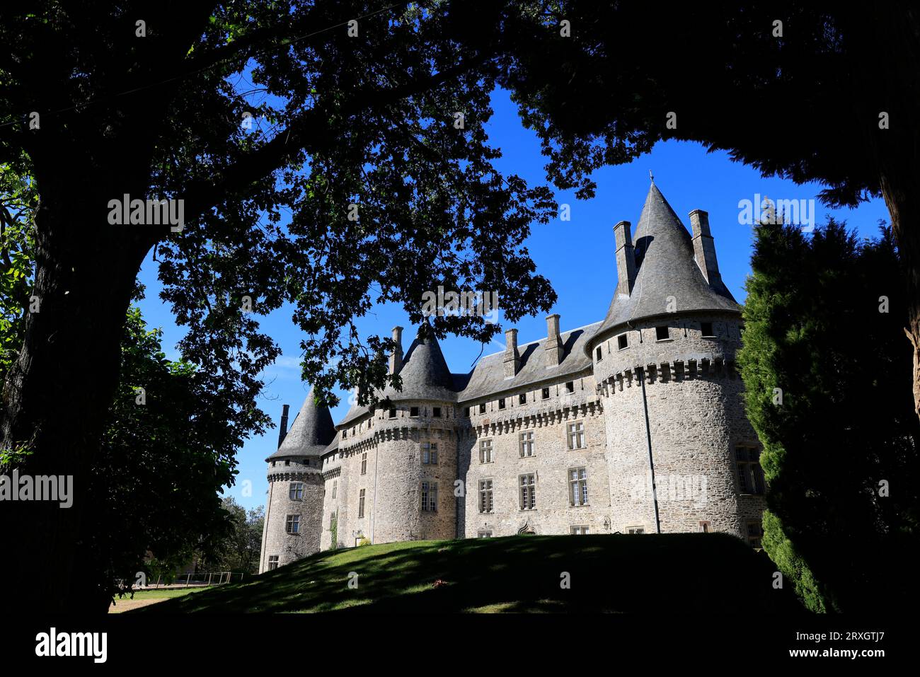 Das Château de Pompadour in Corrèze in Limousin. Der König von Frankreich Ludwig XV. Bot es seiner Geliebten, der berühmten Marquise de Pompadour, im Jahr 1745 an. Hallo Stockfoto