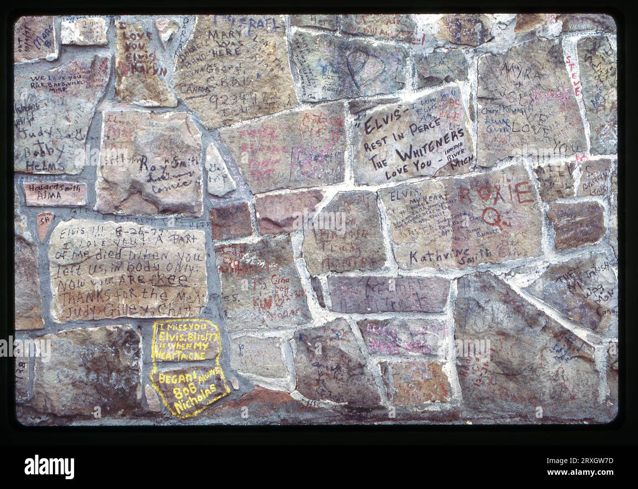 Außerhalb von Elvis' Herrenhaus Graceland in Memphis ist jedes Stück der Außenmauer mit liebevollen Botschaften signiert. Am 8. Januar 1978 an einem nebelhaften Tag, Elvis erster Geburtstag nach seinem Tod. Stockfoto