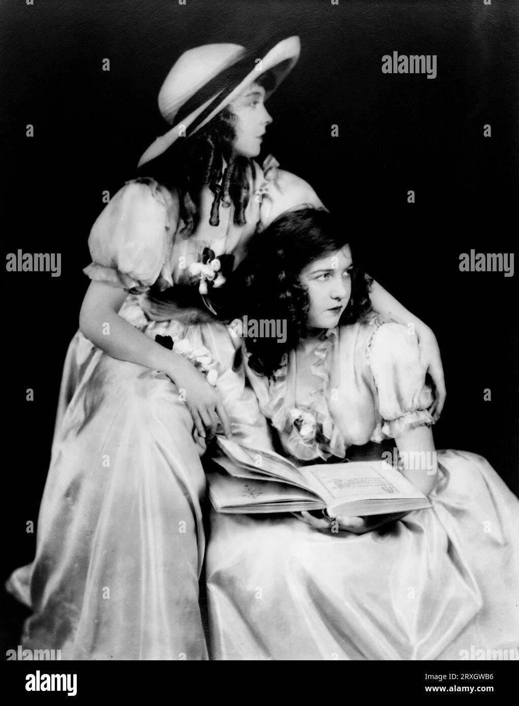 Lillian und Dorothy Gish von Alfred Cheney Johnston, CA. 1920 Lillian und Dorothy Gish, beide in voller Länge sitzend. Stockfoto