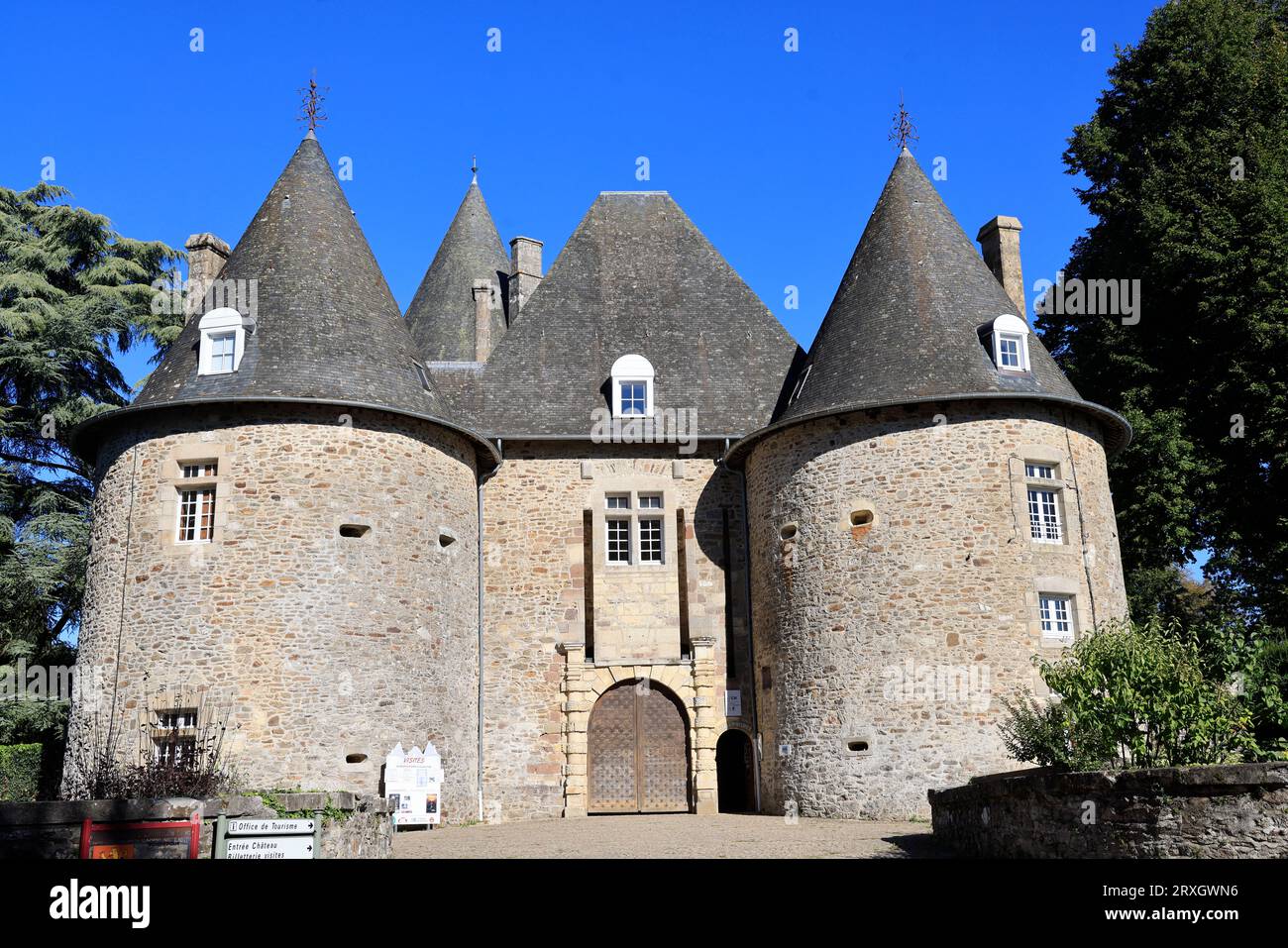 Das Château de Pompadour in Corrèze in Limousin. Der König von Frankreich Ludwig XV. Bot es seiner Geliebten, der berühmten Marquise de Pompadour, im Jahr 1745 an. Hallo Stockfoto