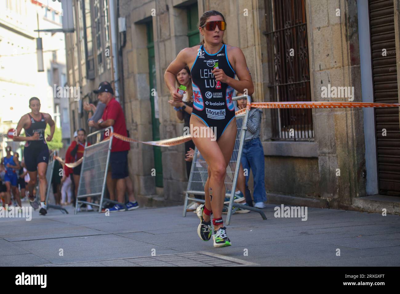 Pontevedra, Spanien. September 2023. Pontevedra, Spanien, 24. September 2023: Die luxemburgische Triathletin Jeanne Lehair im Leichtathletik-Sektor während der Elite-Frauen-Triathlon-Weltmeisterschaft 2023 am 24. September 2023 in Pontevedra, Spanien. (Foto: Alberto Brevers/Pacific Press/SIPA USA) Credit: SIPA USA/Alamy Live News Stockfoto