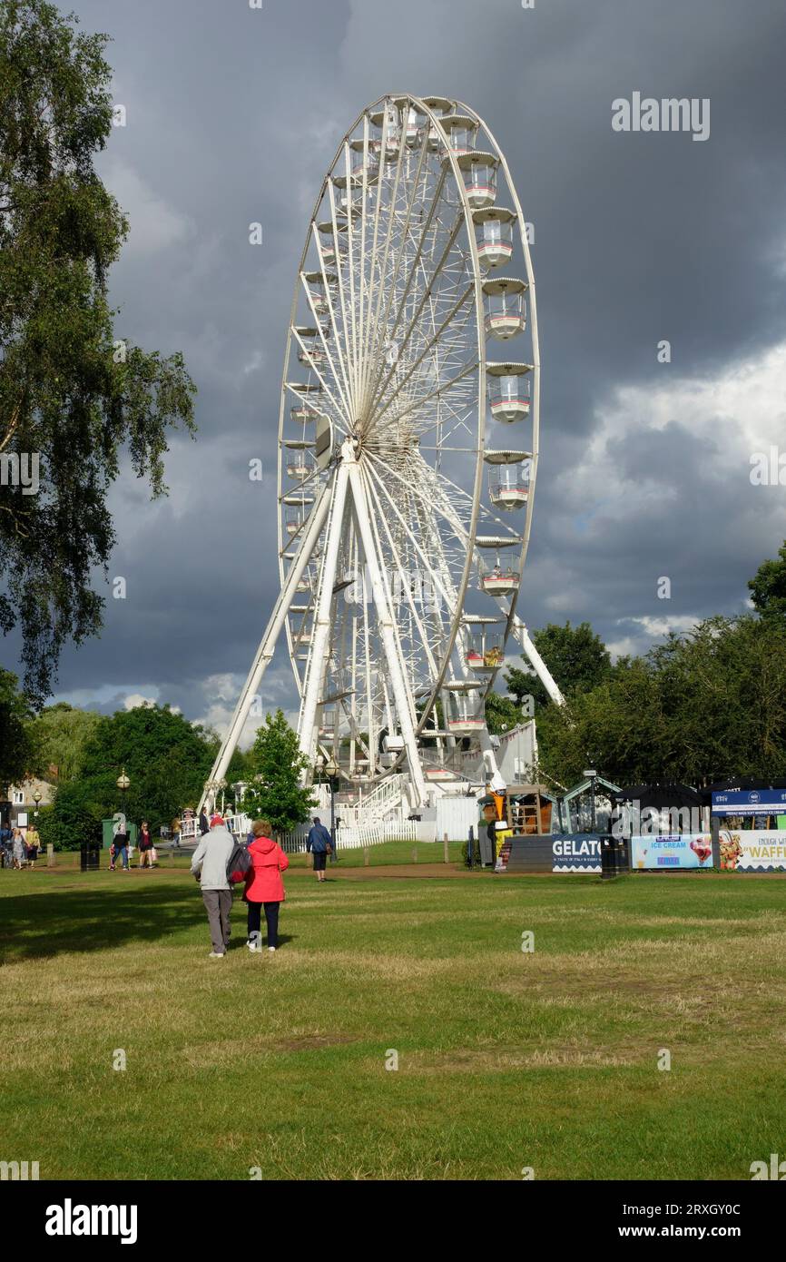 Weißes Riesenrad gegen den stürmischen Himmel Stratford upon Avon UK Stockfoto