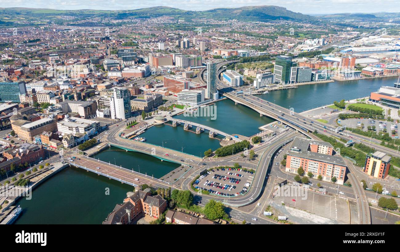 Blick aus der Luft auf den Fluss und die Gebäude im Stadtzentrum von Belfast Nordirland. Drohnenfoto, Blick auf die Stadt aus einem hohen Winkel Stockfoto