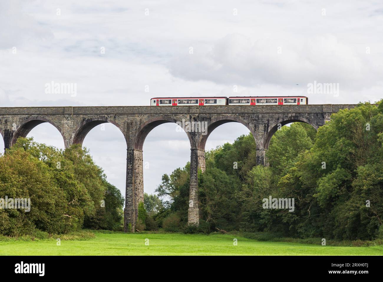 Porthkerry Viaduct, bei Barry, Glamorgan, Wales, mit einem Transport for Wales (TfW)-Mehrheitsübergang. Baujahr 1890 1900. Noch in Gebrauch. Stockfoto