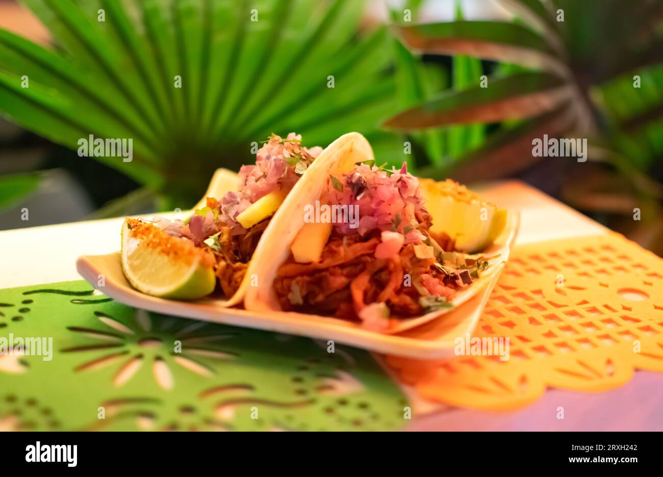 Ein Set mexikanischer Hüte in fröhlichen Farben, die an typischen Festivaltagen angebracht sind Stockfoto