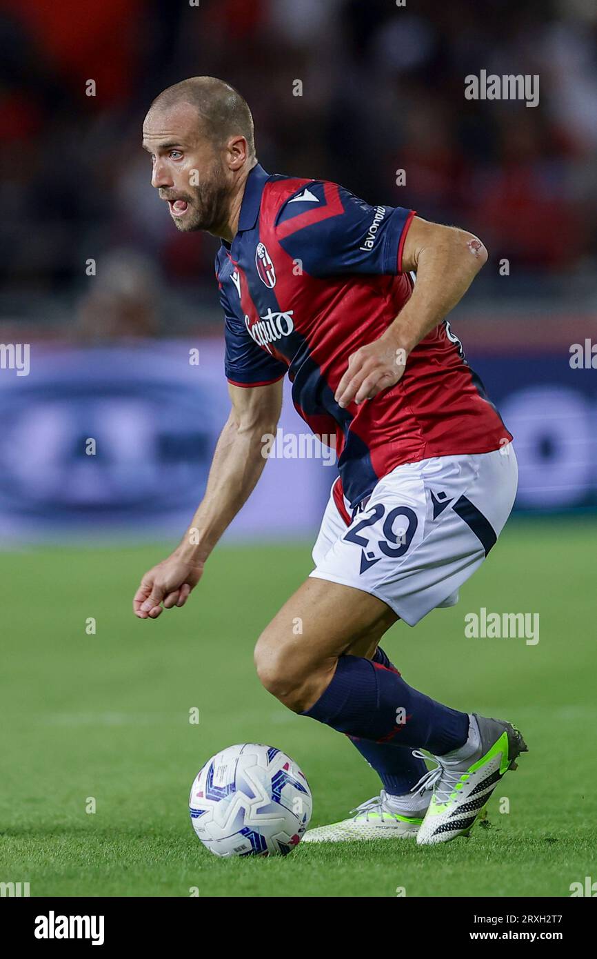 Bolognas italienischer Verteidiger Lorenzo de Silvestri kontrolliert