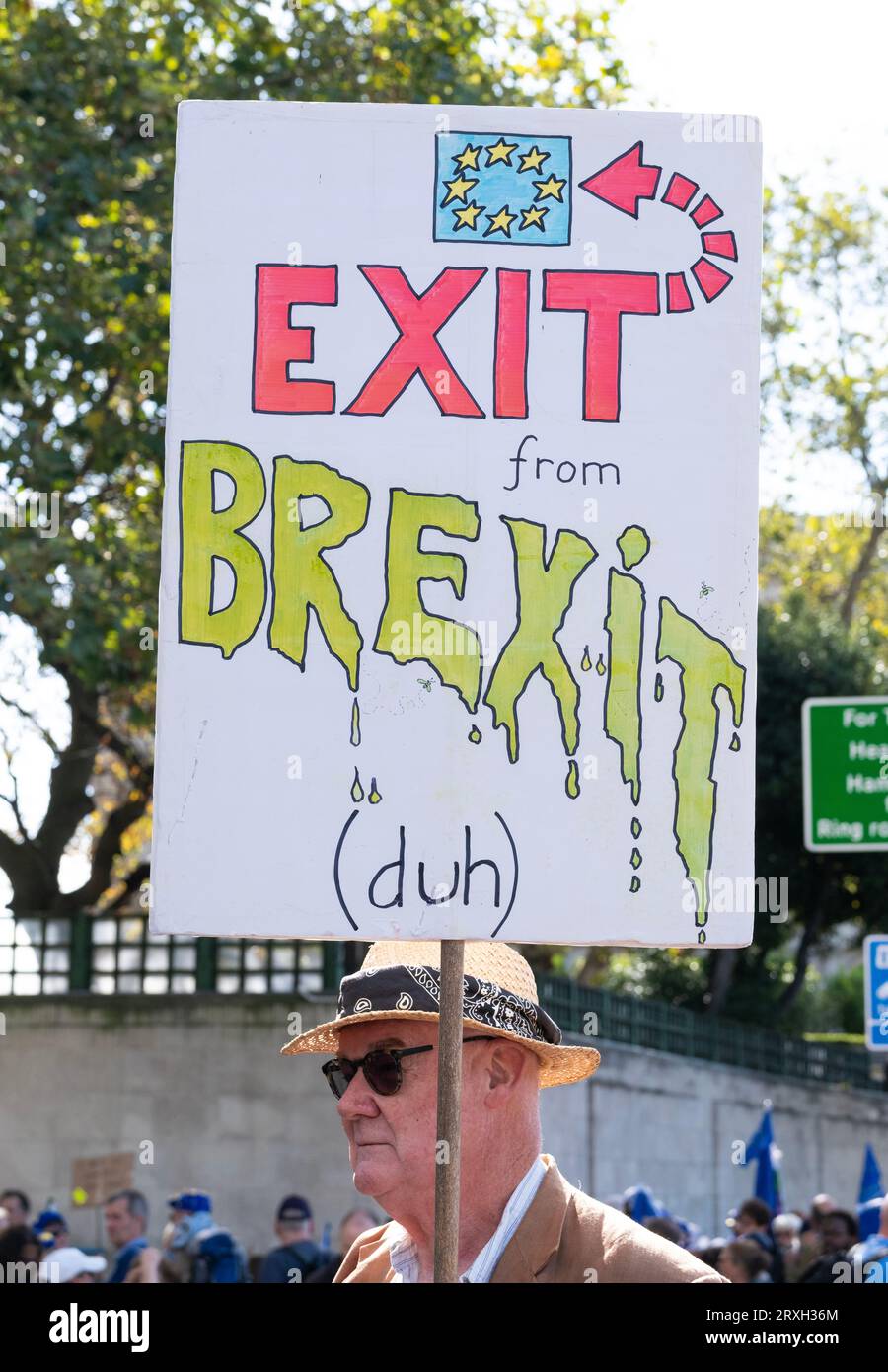 London, Großbritannien. September 2023. Pro-EU-Befürworter, der bei der Anti-Brexit National Re Join March Rally in London ein Protestzeichen hält und das Vereinigte Königreich auffordert, der Europäischen Union wieder beizutreten. Stockfoto