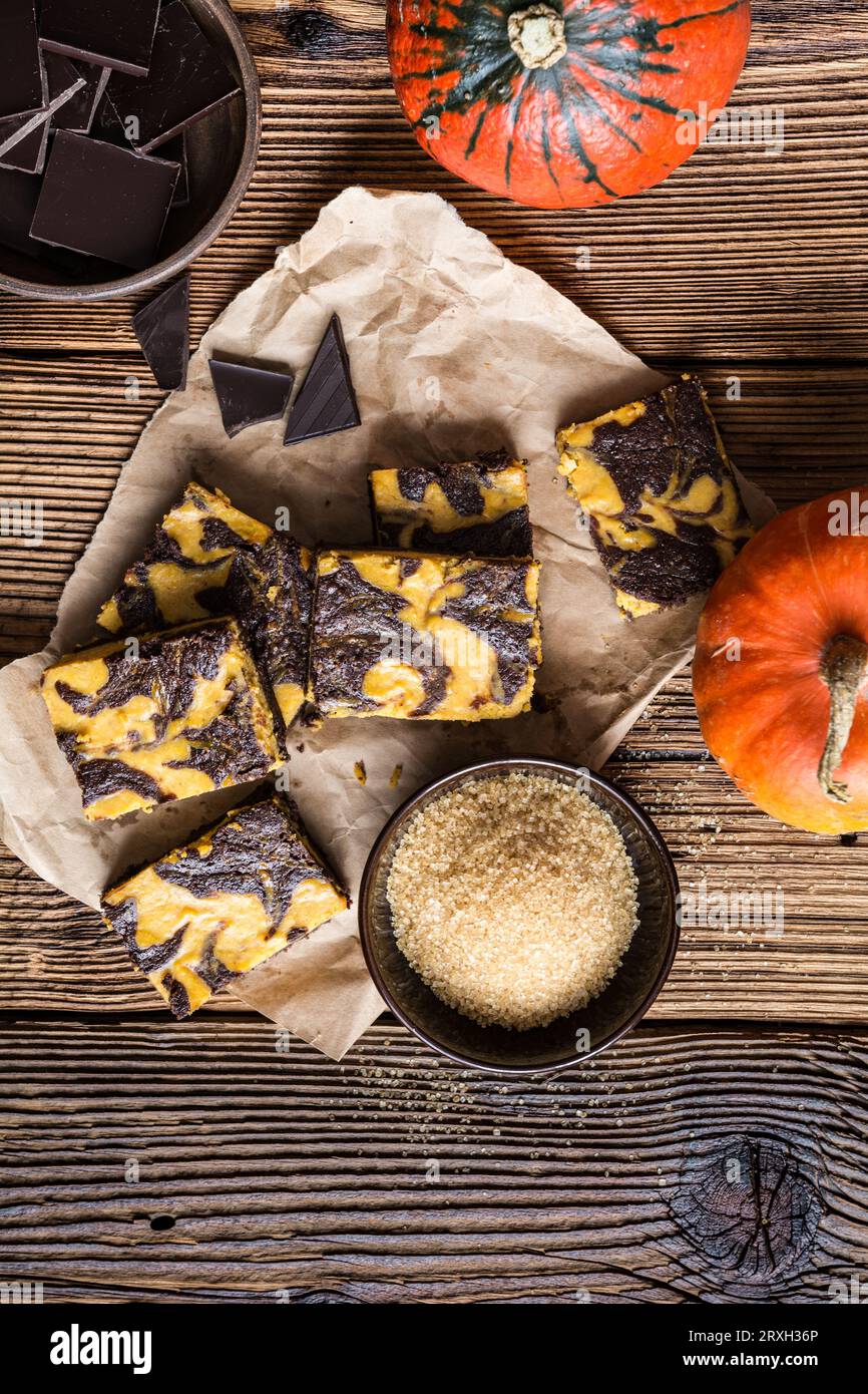 Einfaches und köstliches Herbstdessert, Kürbis-Brownies Stockfoto