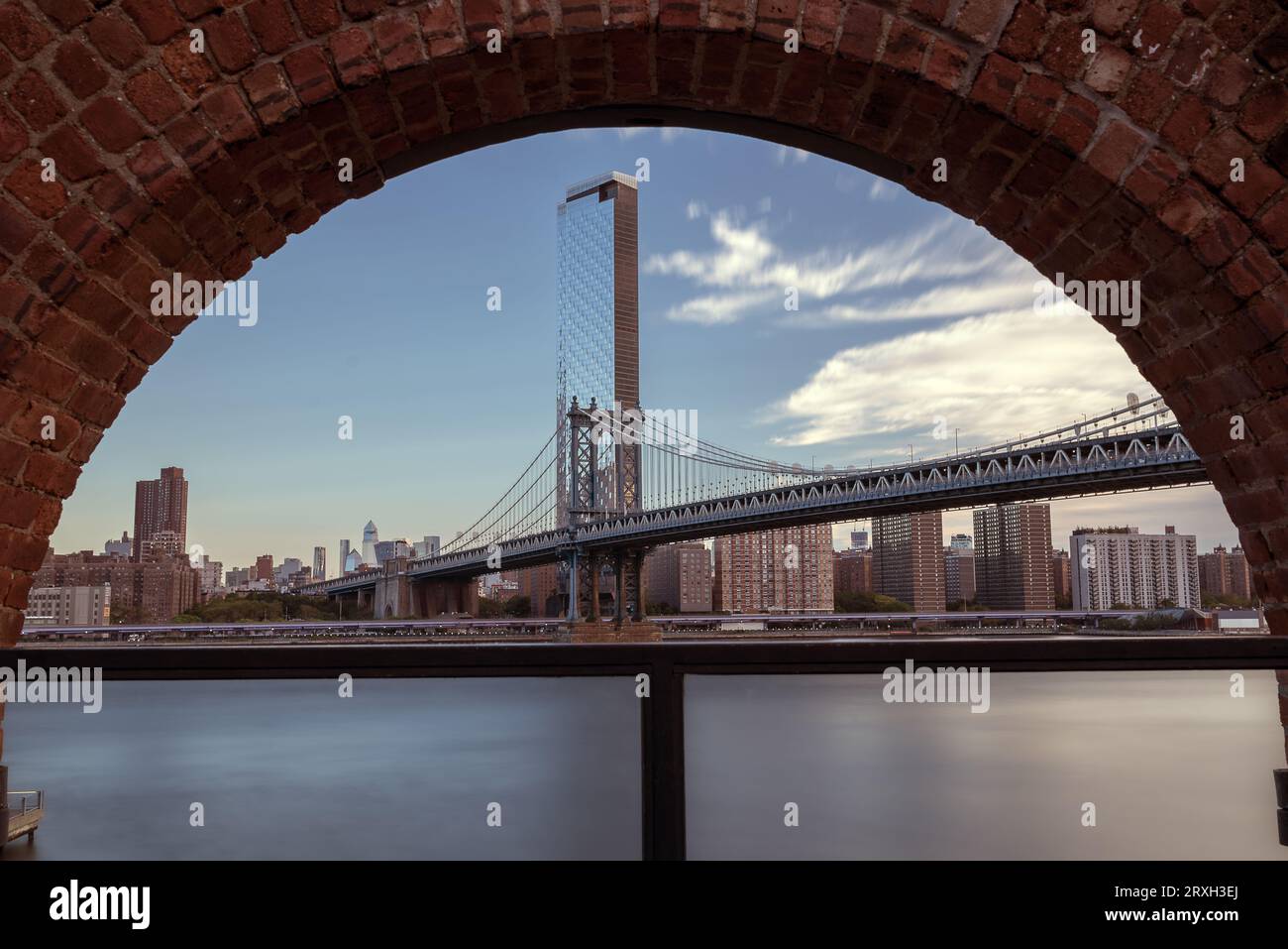 Eingerahmte Ansicht über die Manhattan Bridge, die Brooklyn mit Manhattan verbindet. Dies ist eine zweistöckige Brücke für U-Bahnen, Busse, Autos und Lkws. Stockfoto
