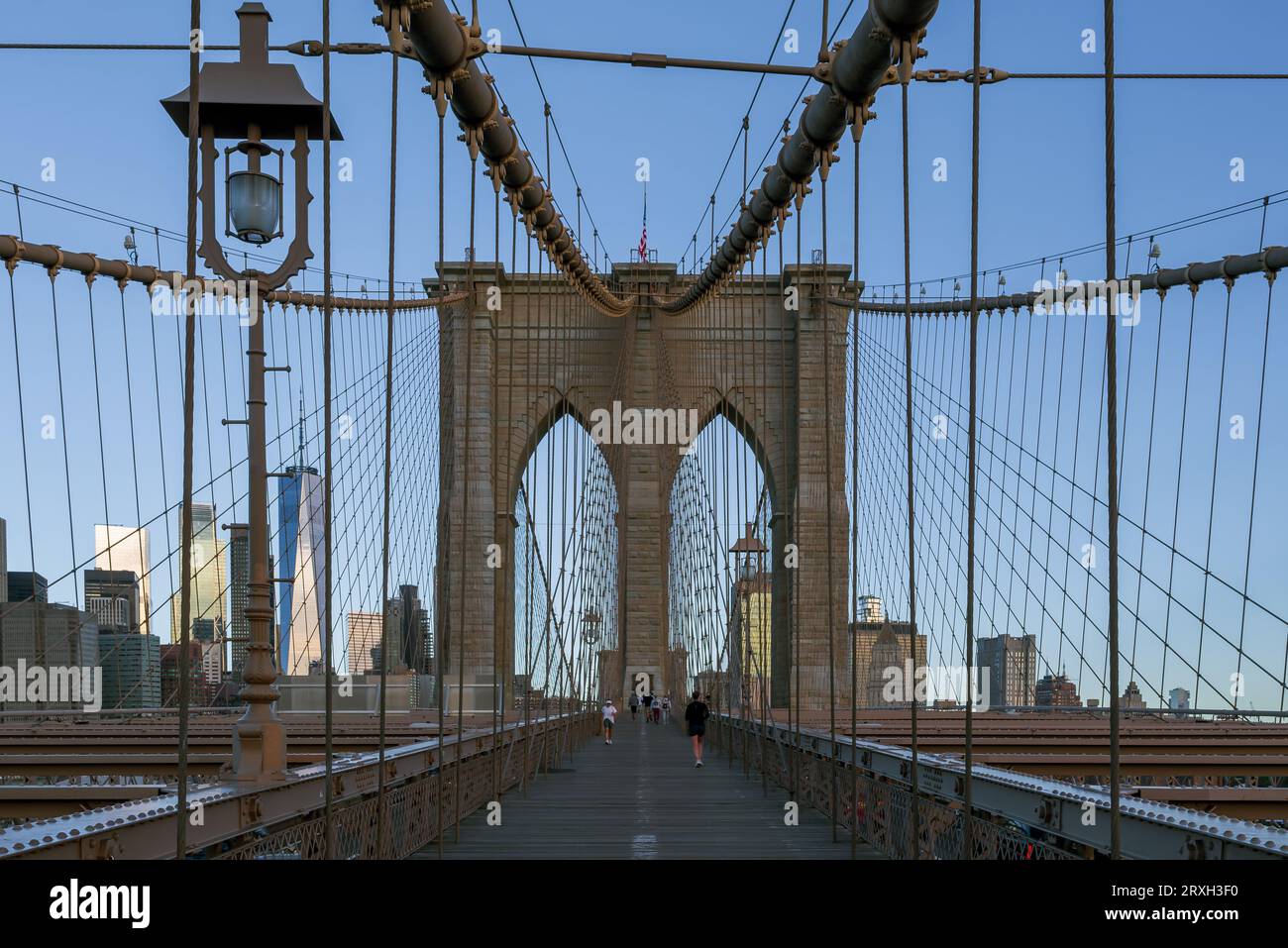 Einzigartiger Blick auf die Brooklyn Bridge, die Brooklyn mit Manhattan verbindet. Dies ist eine zweistöckige Brücke für Wanderer, Busse, Autos und LKWs. Stockfoto