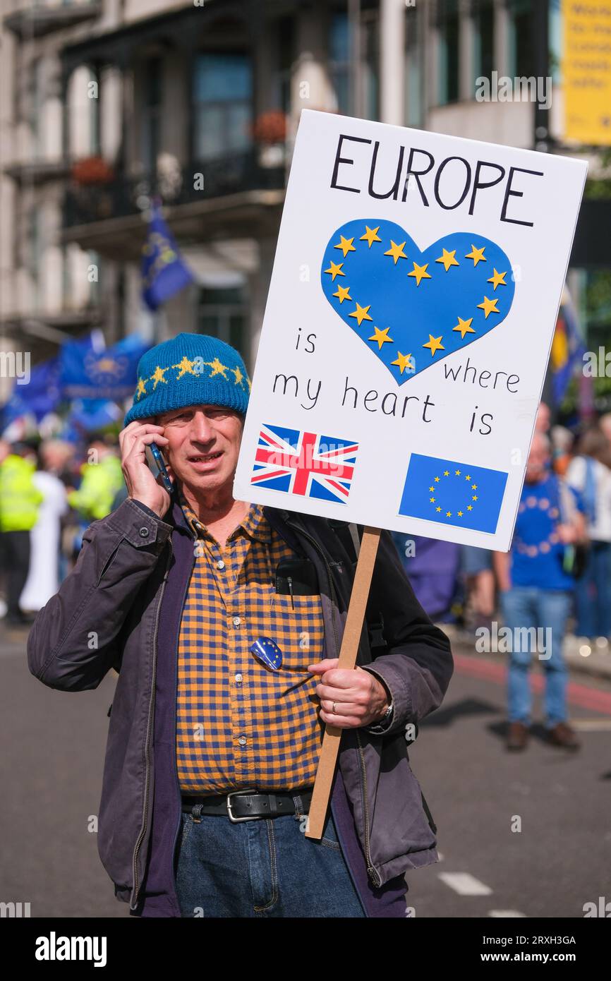 London, Großbritannien. September 2023. Pro-EU-Befürworter, der bei der Anti-Brexit National Re Join March Rally in London ein Protestzeichen hält und das Vereinigte Königreich auffordert, der Europäischen Union wieder beizutreten. Stockfoto