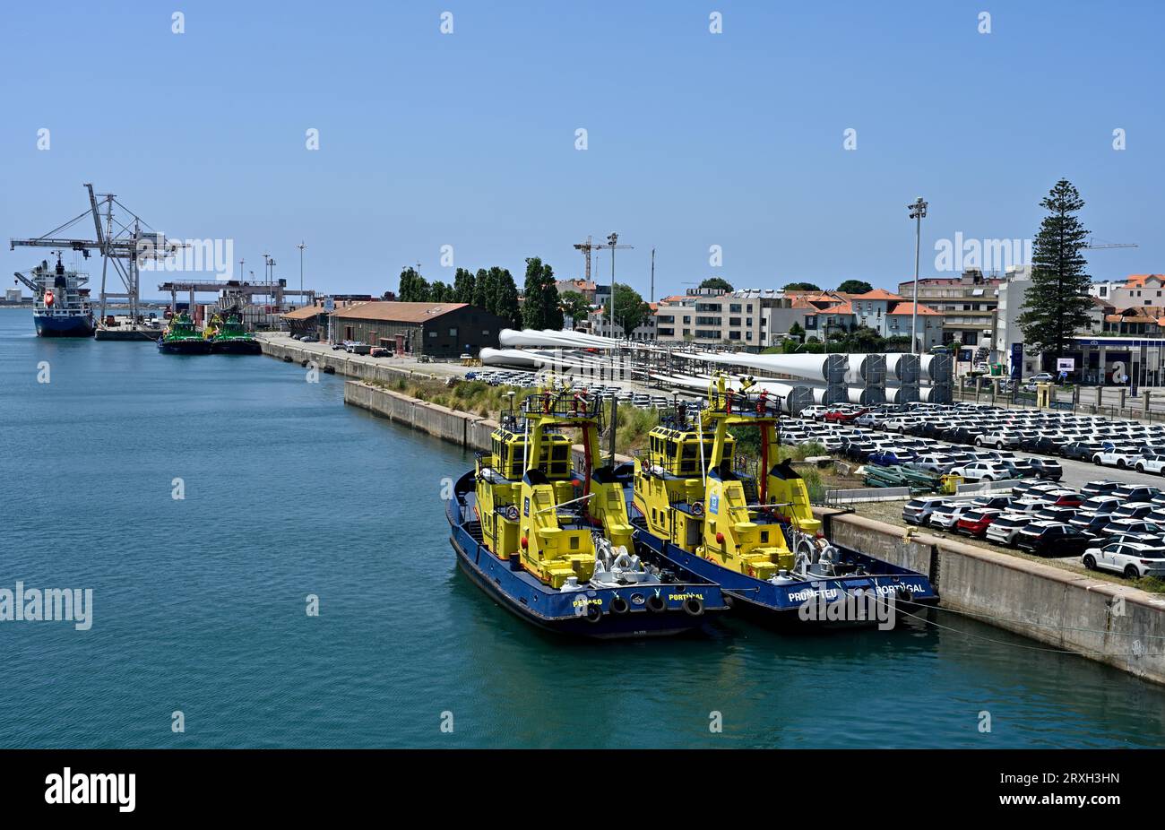 Handelshafen Leixoes, Porto, mit zwei Schleppbooten und Windturbinenschaufeln, Hunderten von importierten Autos am Kai, Portugal Stockfoto