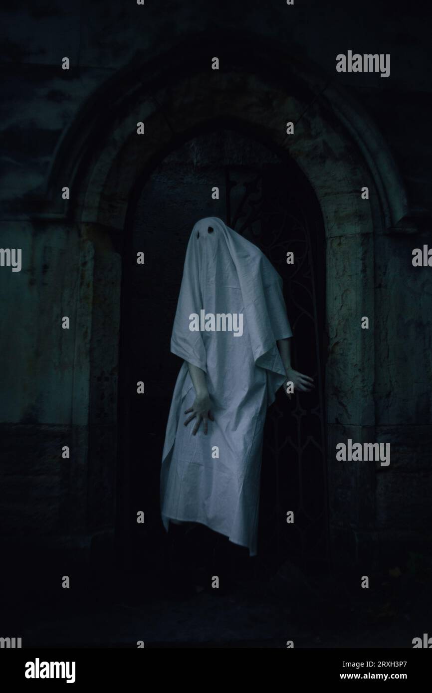 eingehüllt in dunkelheit -fotos und -bildmaterial in hoher