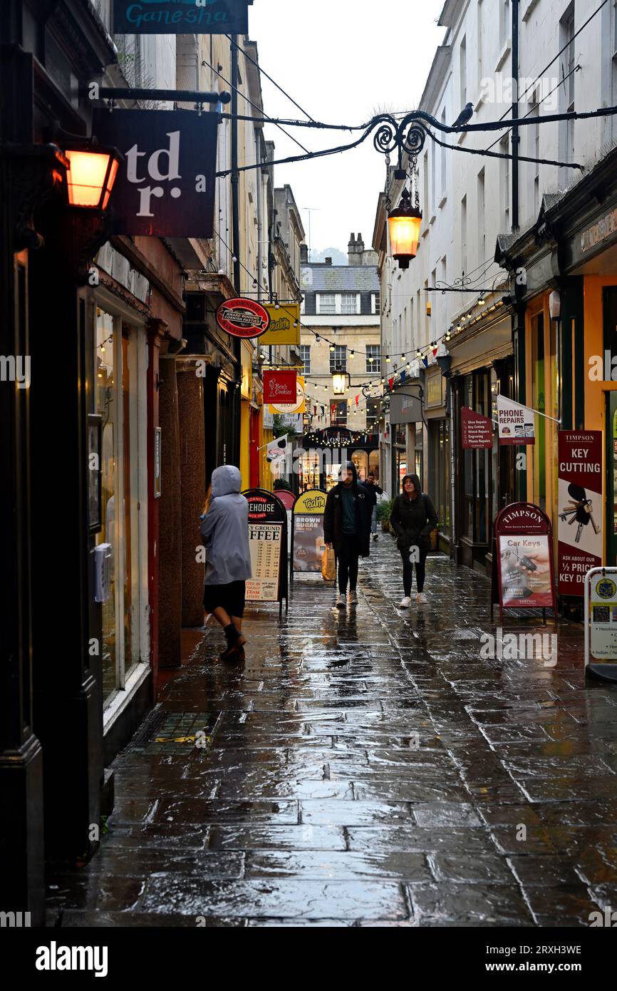 Bad, kleine Fahrbahn (Union Passage) im Regen Stockfoto