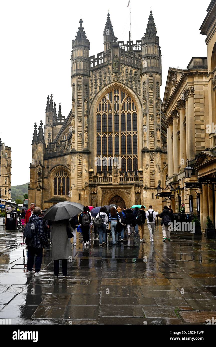 Bath Abbey, mittelalterliche Kirche, im Zentrum von Bath mit Touristen im Regen, Großbritannien Stockfoto