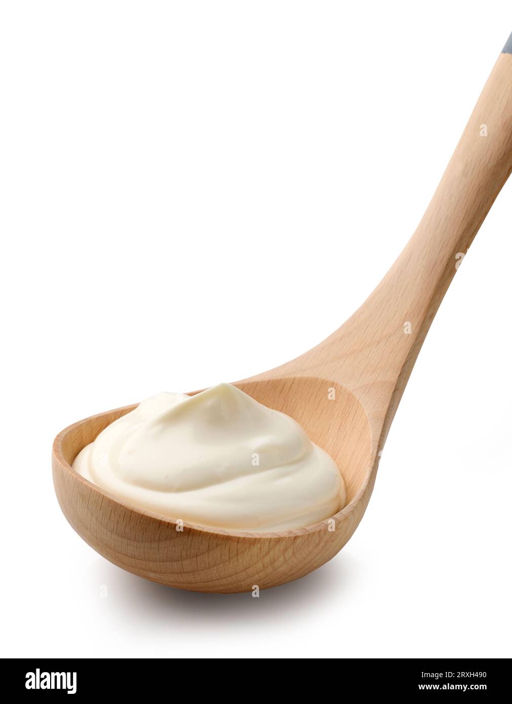 Sauerrahmjoghurt in Holzkelle isoliert auf weißem Hintergrund Stockfoto