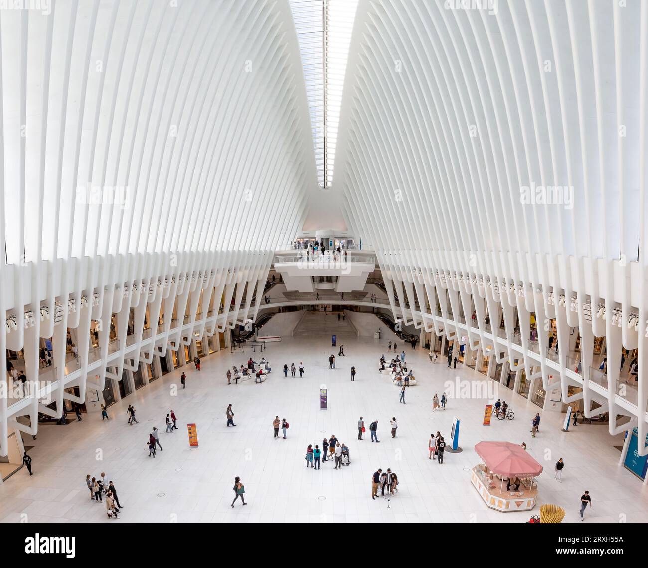 OCULUS, NEW YORK, USA, -16. SEPTEMBER 2023. Das Innere des Oculus Transport- und Einzelhandelsgebäudes, das das World Trade Centre und Ground Z bedient Stockfoto