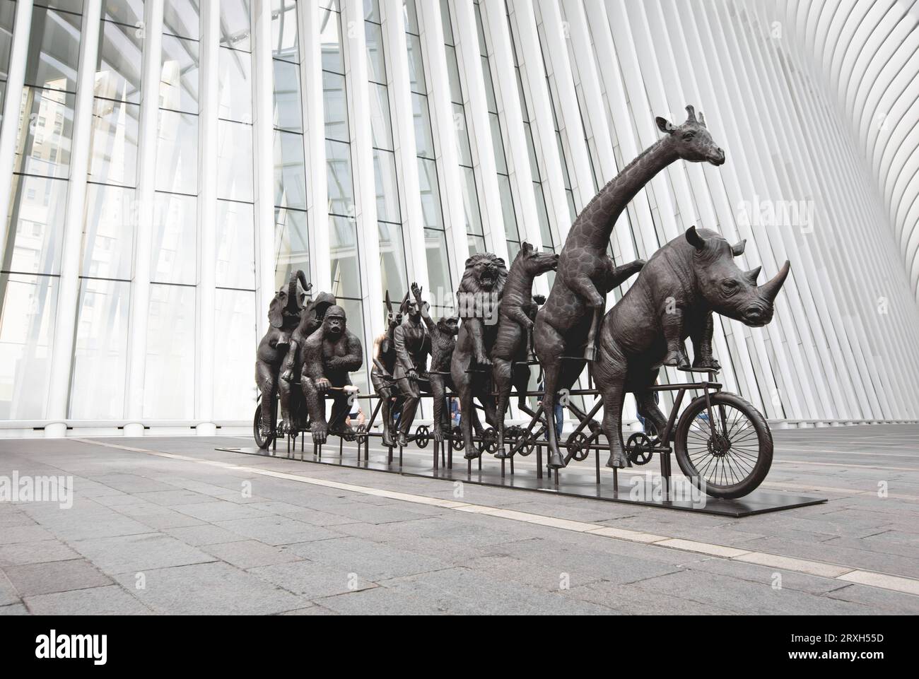 NEW YORK, USA, - 16. SEPTEMBER 2023. Die Skulptur gefährdeter Tiere, die vor dem Oculus-Gebäude in New York mit dem Fahrrad fahren, stellt die dar Stockfoto