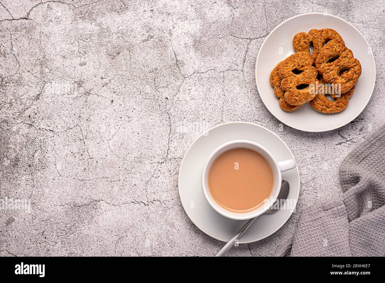 Leere Lebensmittelfotografie von Tee mit Milch, Kaffee, Cappuccino, Shortbread, Keksen, Vollkorn, Frollini, Frühstück Stockfoto