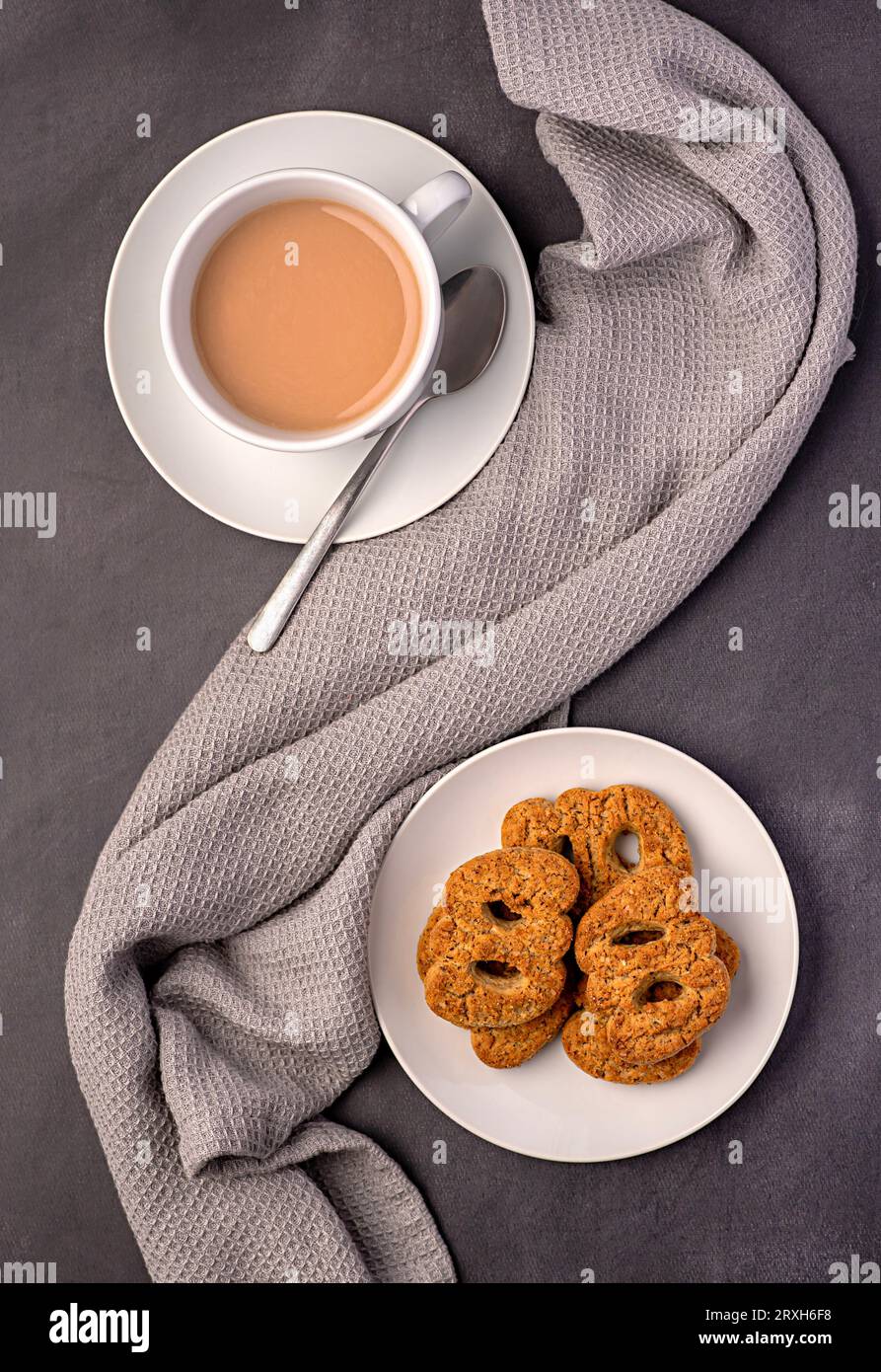 Lebensmittelfotografie von Tee mit Milch, Kaffee, Cappuccino, Shortbread, Keksen, Vollkorn, Frollini, Frühstück Stockfoto