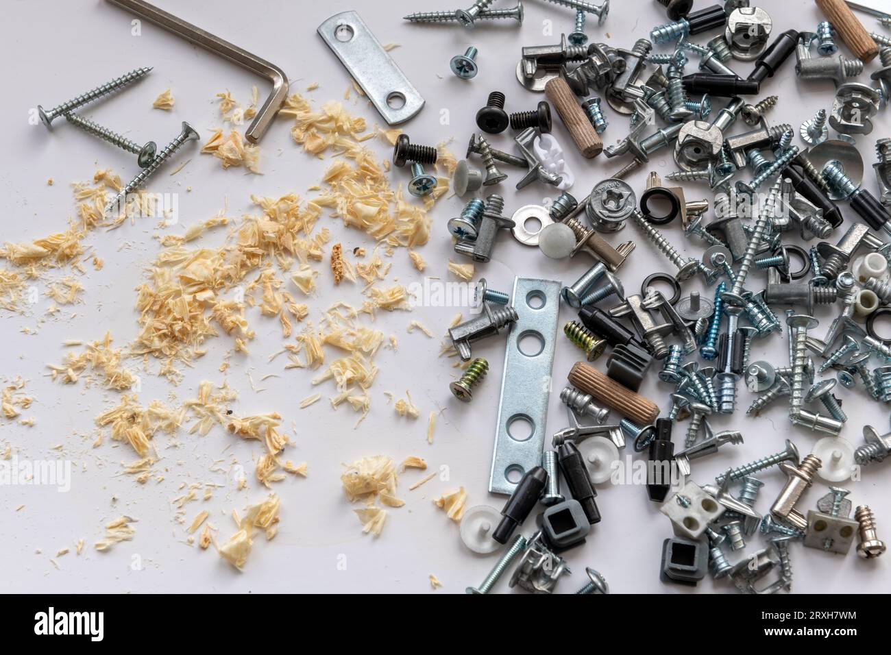 Ein Hintergrund aus Metallbeschlägen und Holzspänen, isoliert in weiß. Stockfoto