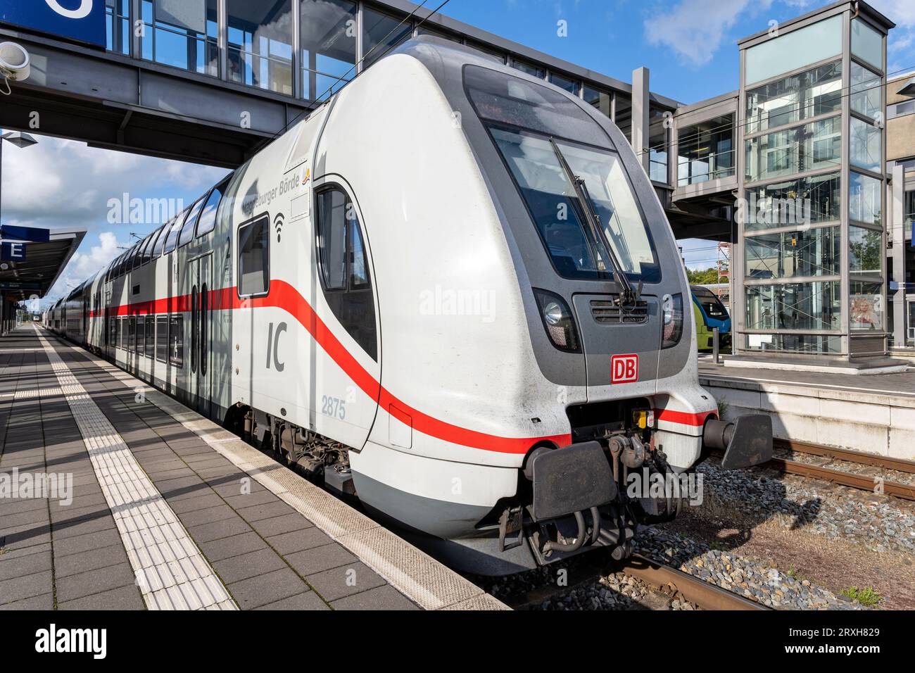 DB Intercity 2 am Bahnhof Emden Stockfoto