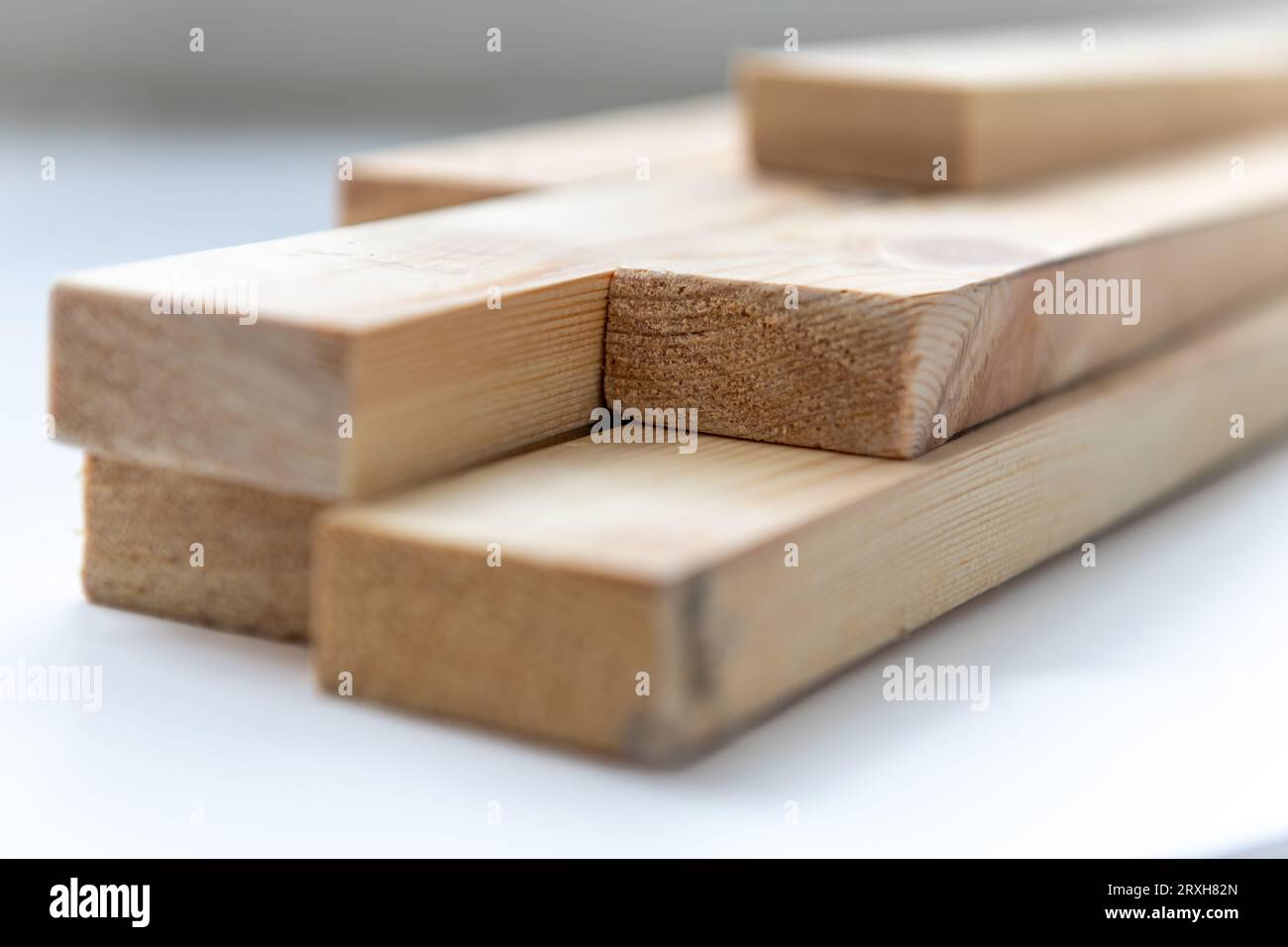 Nahaufnahme von vorbereitetem Kiefernholz. Stockfoto
