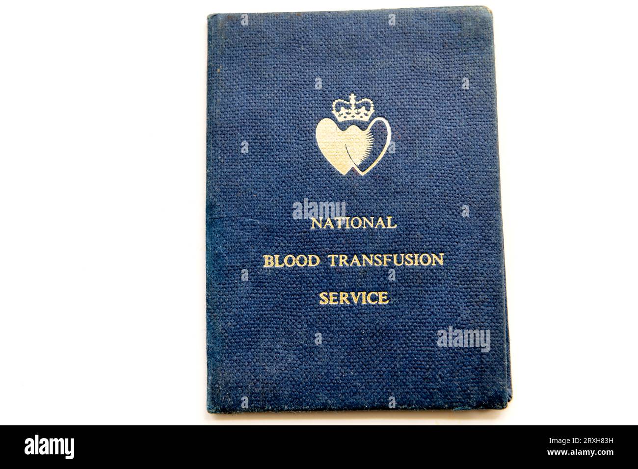 Ein altes, weißes Spendenheft des British National Blood Transfusion Service. Stockfoto
