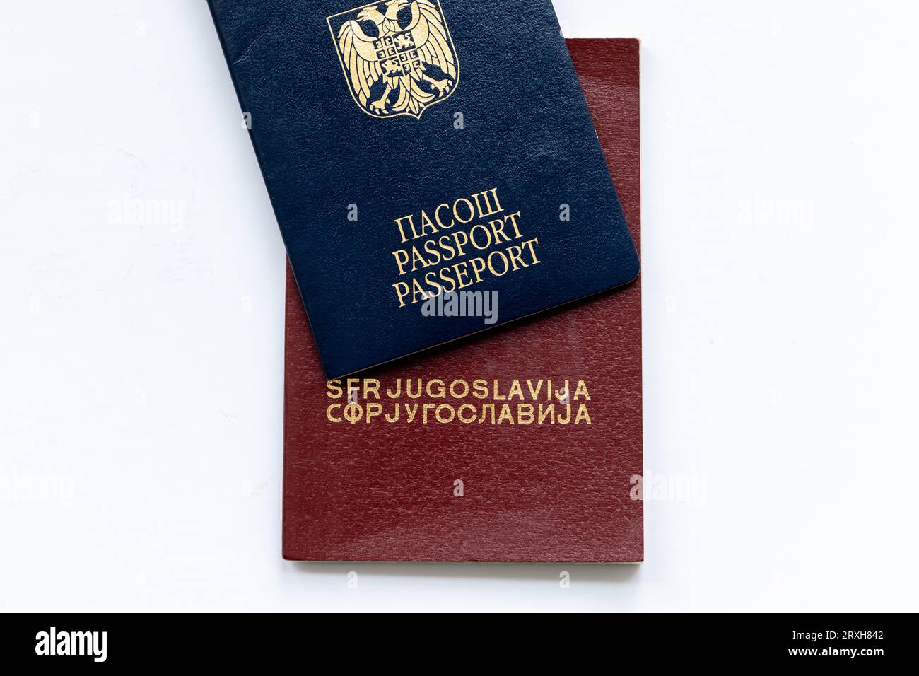 Ein serbischer Pass auf einem Pass des ehemaligen Jugoslawien, der in weiß isoliert ist. Stockfoto