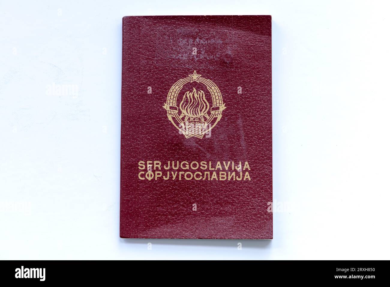 Ein Pass des ehemaligen Jugoslawien, isoliert in weiß. Stockfoto