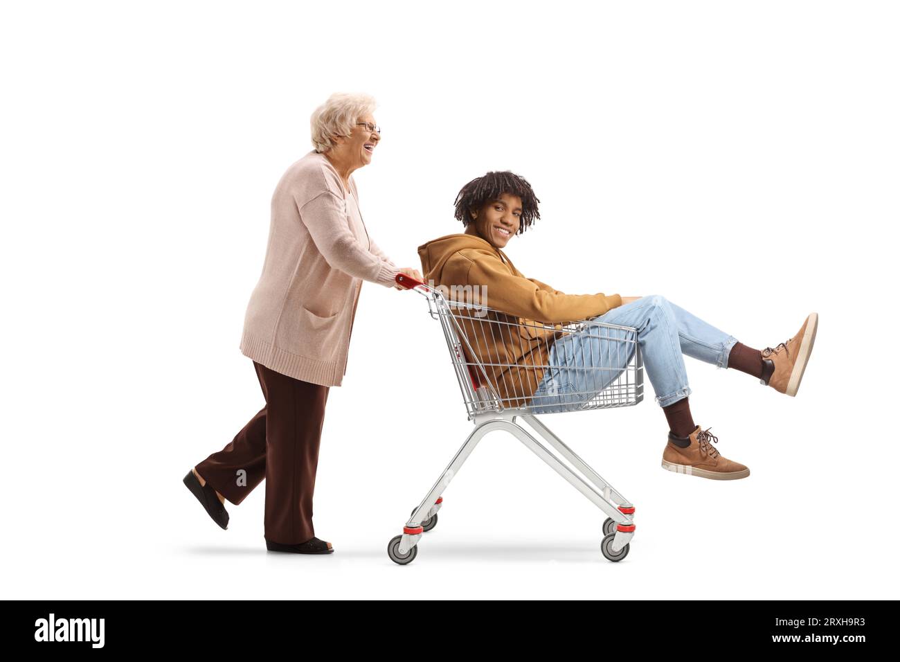 Ältere Frau, die einen afroamerikanischen Mann in einen Warenkorb schiebt, isoliert auf weißem Hintergrund Stockfoto