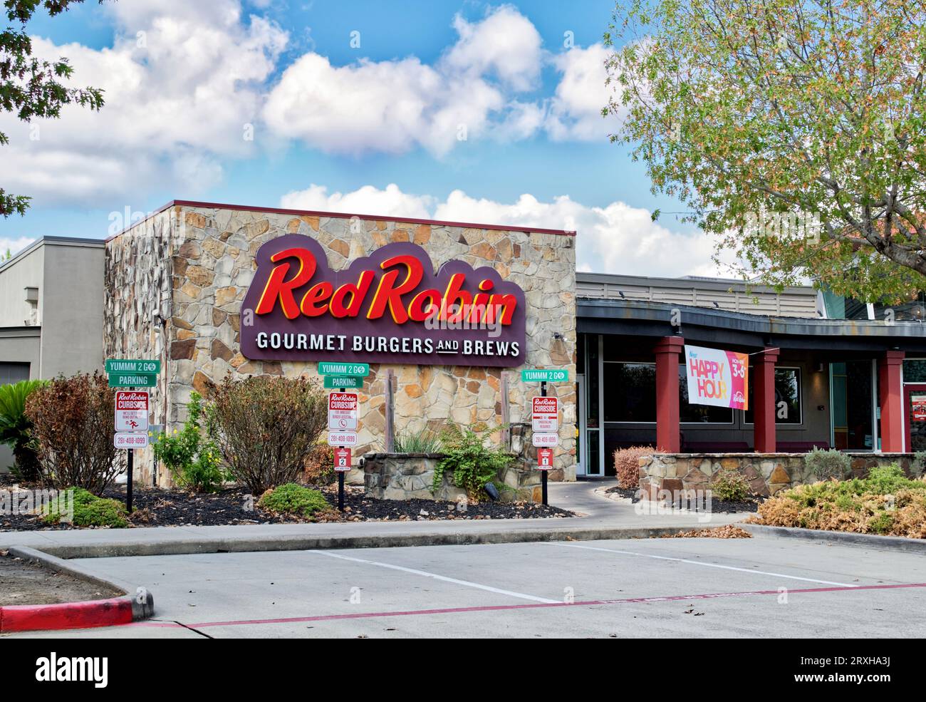 Houston, Texas USA 24.09.2023: Außenfassade des Red Robin-Gebäudes in Houston, TX. Amerikanisches, zwangloses Fast-Food-Restaurant, gegründet 1969. Stockfoto