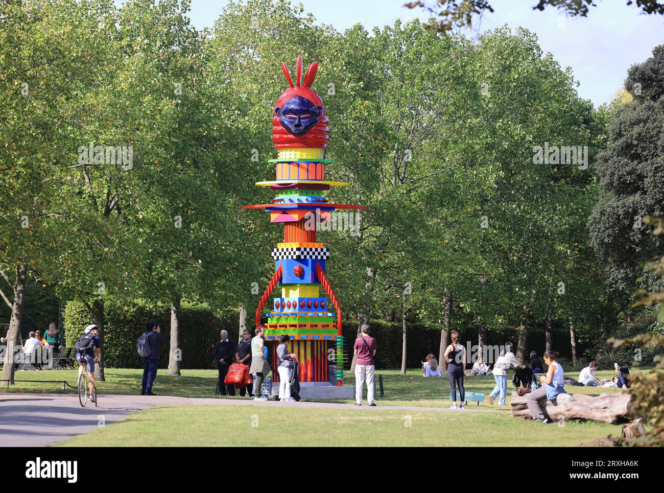 Frieze Sculpture 2023, die viel gefeierte kostenlose öffentliche Kunstausstellung, kehrt für die Herbstsaison in den Regents Park zurück und verwandelt den hübschen grünen Raum in eine riesige Outdoor-Galerie in London, Großbritannien Stockfoto