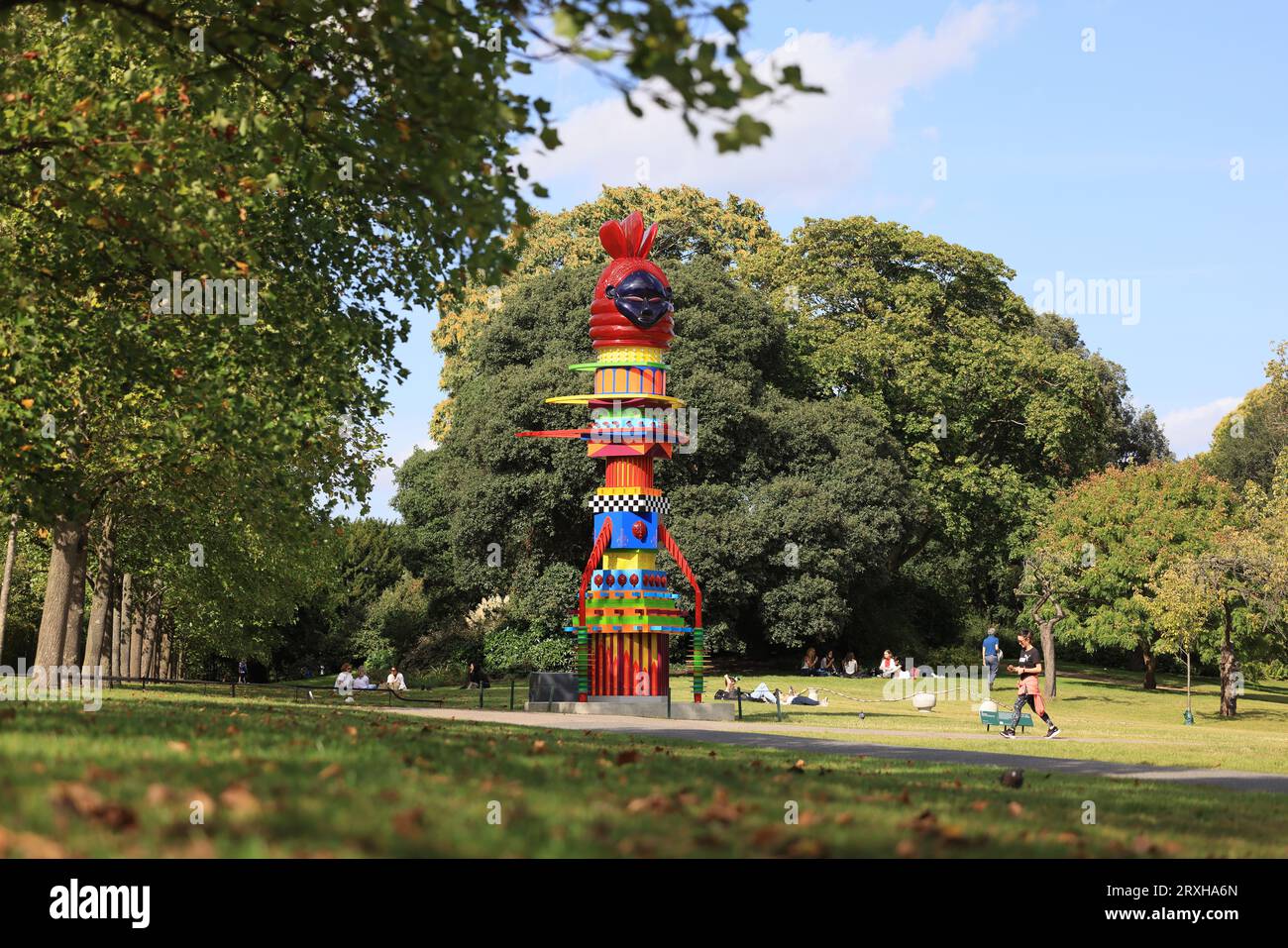 Frieze Sculpture 2023, die viel gefeierte kostenlose öffentliche Kunstausstellung, kehrt für die Herbstsaison in den Regents Park zurück und verwandelt den hübschen grünen Raum in eine riesige Outdoor-Galerie in London, Großbritannien Stockfoto