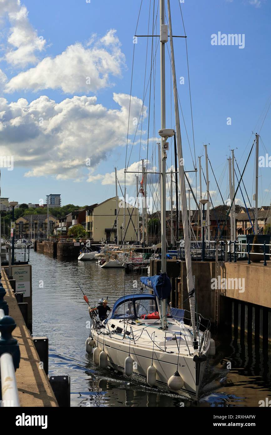 Segelboot, das durch die Schleuse von Penarth Marina in Cardiff Bay, Cardiff fährt, im September 2023 Stockfoto