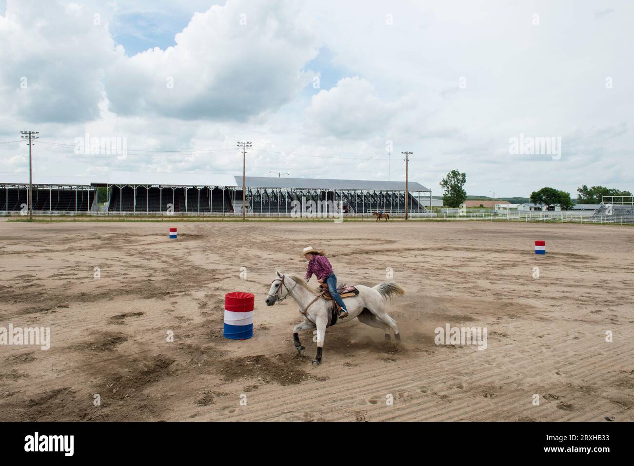 Teenager-Mädchen übt mit ihrem Pferd Fassrennen; Burwell, Nebraska, Vereinigte Staaten von Amerika Stockfoto