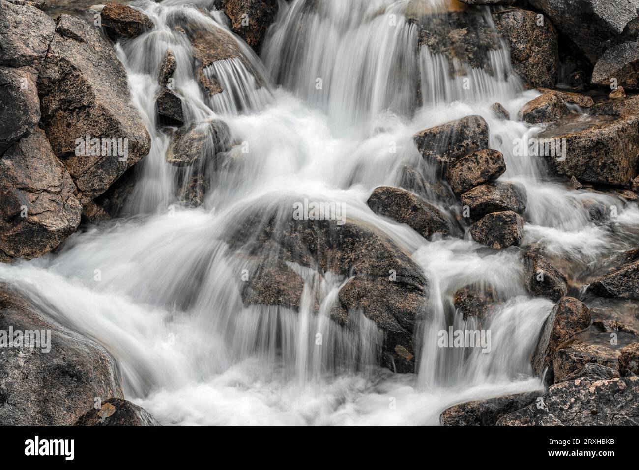 Zoomt mit Blick auf einen Wasserfall; Yukon, Kanada Stockfoto