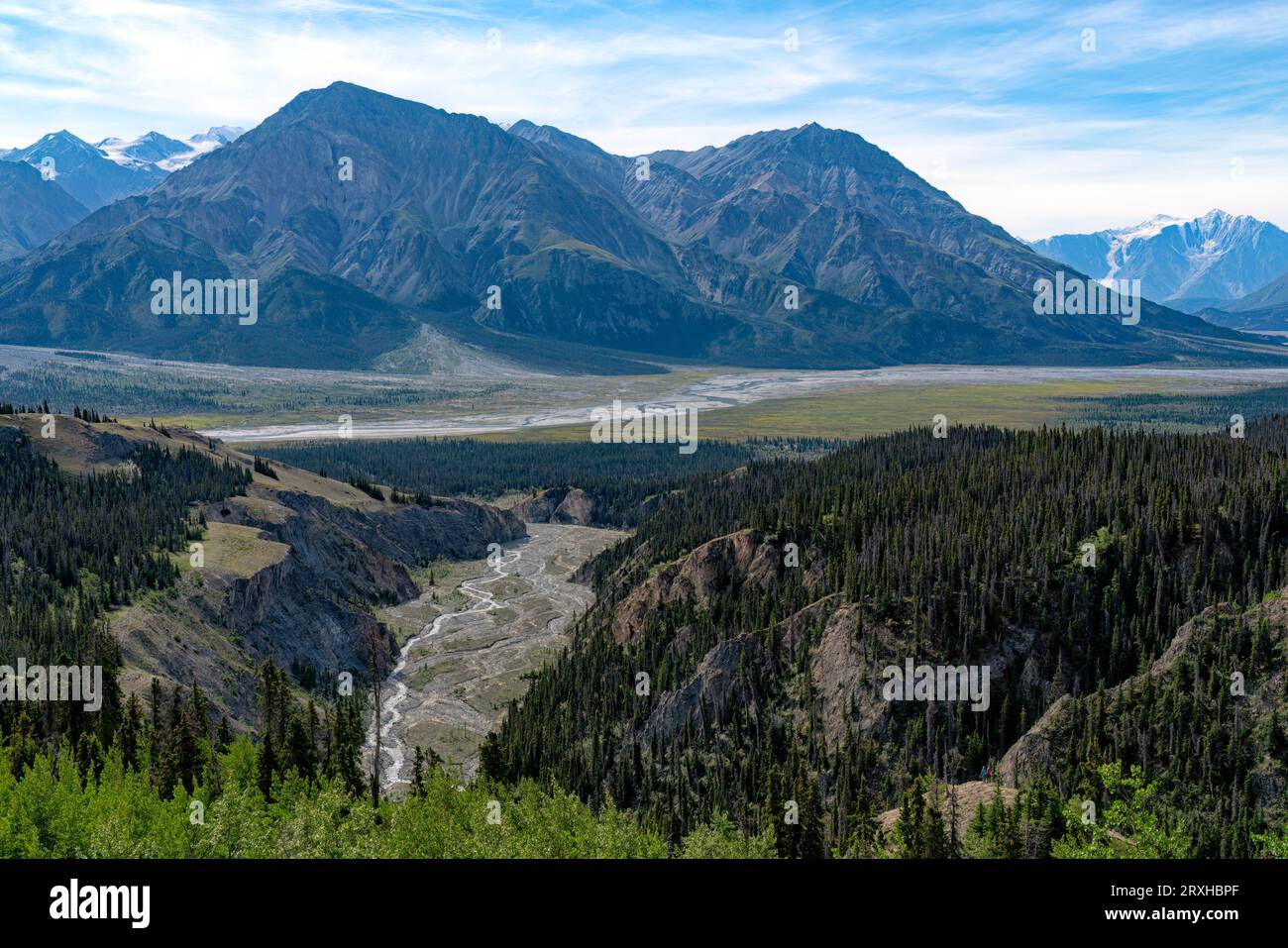 Malerischer Überblick über die atemberaubenden Ausblicke auf den Kluane National Park mit den Bergen und dem Slim's River in der Ferne; Yukon, Kanada Stockfoto
