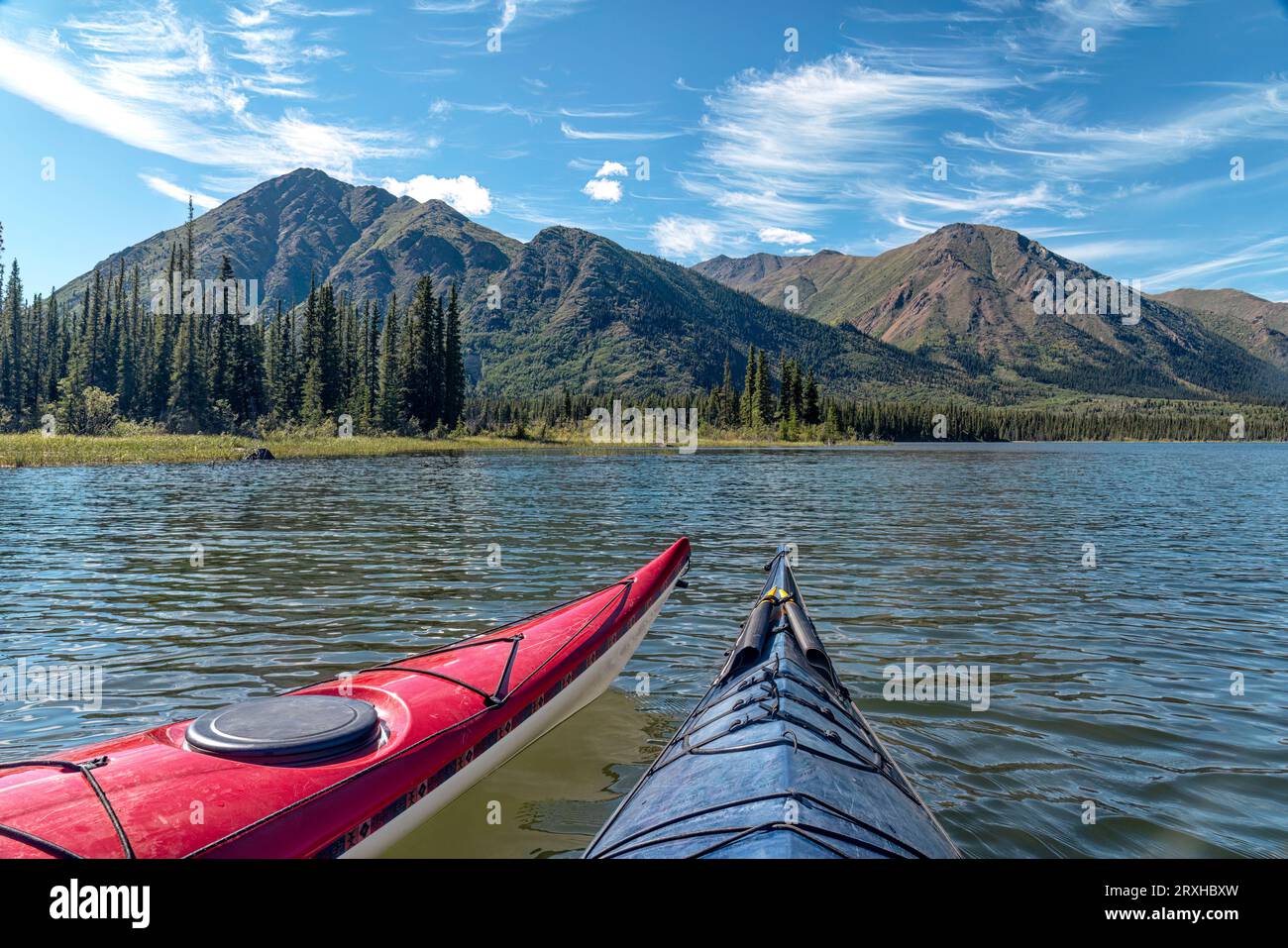 Kajakfahren auf dem wunderschönen Annie Lake in Yukon, Kanada; Yukon, Kanada Stockfoto