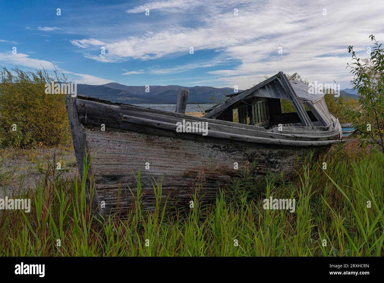 Verfallenes Boot am Ufer des Kluane Lake; Burwash Landing, Yukon, Kanada Stockfoto